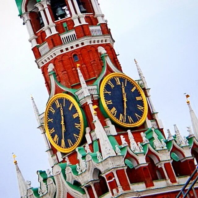 кремлевские куранты 2024. кремлевские куранты 2024. куранты на спасской башне московского кремля 12 часов ночь. коломенское+башенные часы. кремлевские куранты 2024.