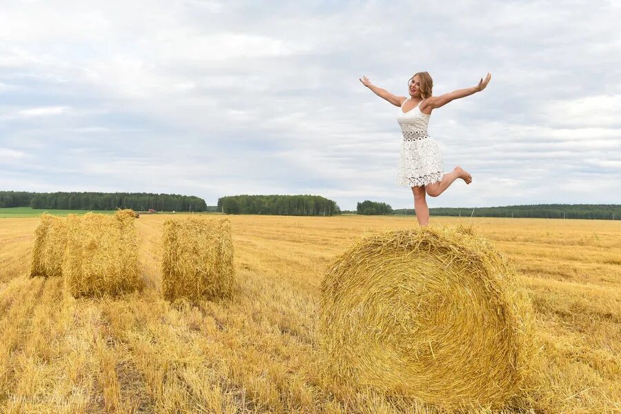 Фотосессия со стогом сена. Девушка на стоге сена. Фото на стоге сена девушка. Позы для фотосессии на стоге сена. Лена сено