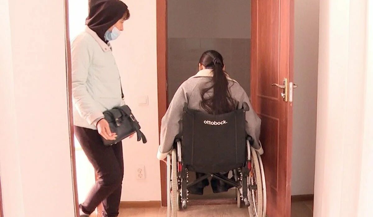 Вернули инвалидность. Девочка в инвалидной коляске. Жилье сиротам. Девушка в инвалидной коляске в сестрой в больнице.