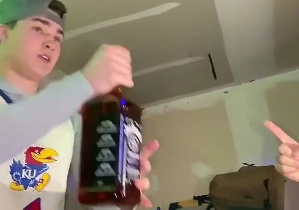 Шутки про шампанское. Алкоголь в студенчестве без бутылок. Как 2 литра воды в день выпить так не лезет. Выпил два литра. Выпил два литра.