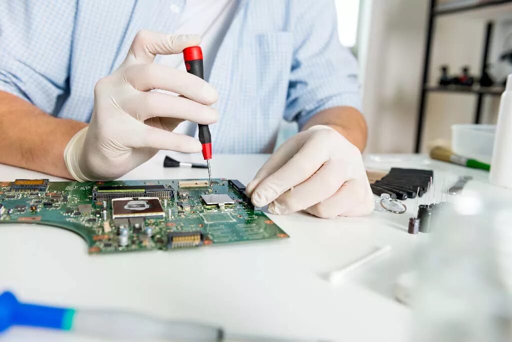 Ремонт компьютеров советском районе. Компьютерный мастер. Мужчина чинит компьютер. Компьютерная техника. Ремонт компьютеров советском районе.