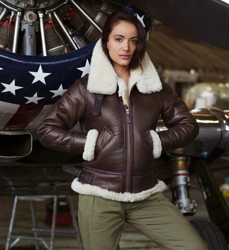 Женский пилот. Куртка пилот b3 кожаная. Pilots woman from arabia. Женский пилот. Лётная куртка кожаная женская.