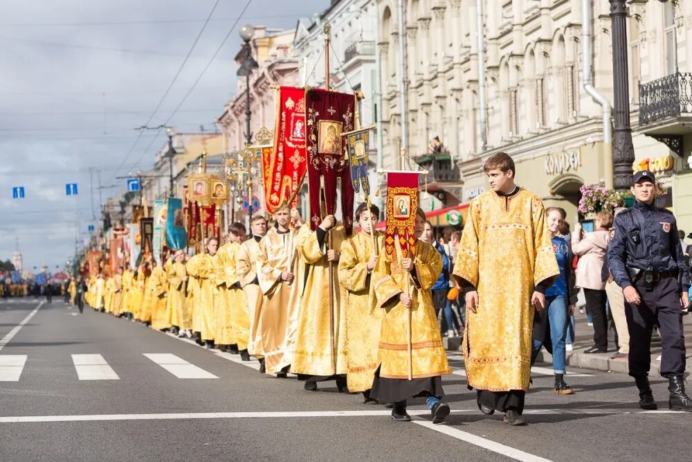 12 сентября крестный ход по невскому проспекту. Крестный ход на невском. Крестный ход на невском. Морской крестный ход. Крестный ход в петербурге.