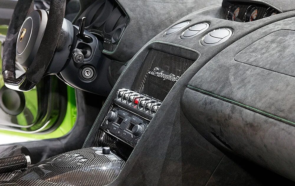 алькантара самоклеющаяся. алькантара для торпедо w210. самоклеющаяся алькантара для салона. мазда 3 бк накладки в алькантару. алькантара самоклеющаяся вид на торпедо в volvo s40.