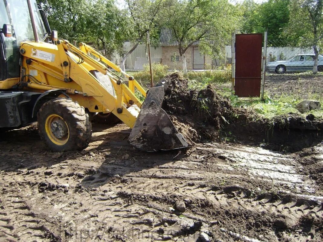 Снятие и использование плодородного слоя почвы. Срезка грунта слоя jcb 3cx. погрузчик jcb срезка грунта. трактор для снятия грунта. срезка грунта.