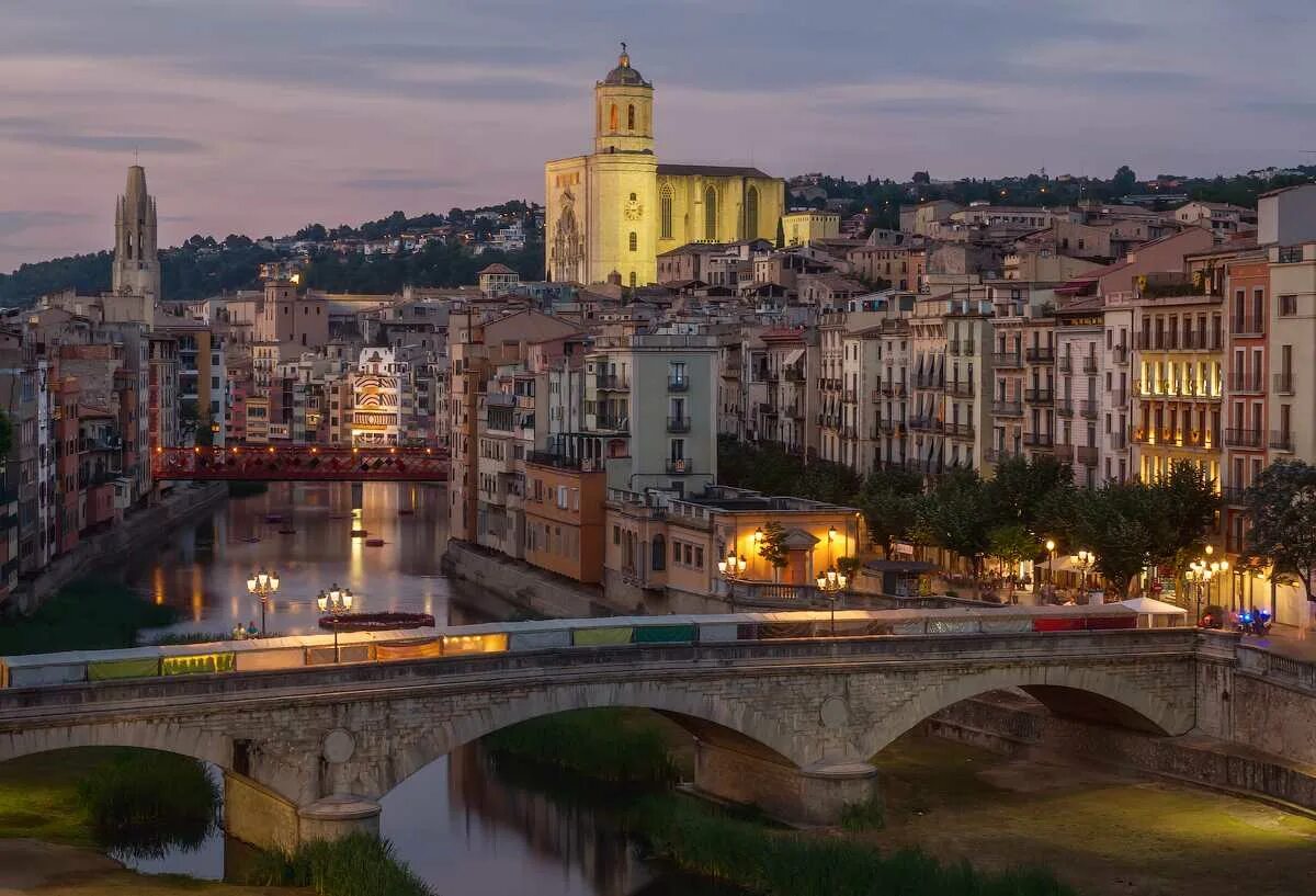 Жерона улочки. Жирона город в испании. Жирона каталония испания. Город жирона в каталонии. Girona испания.