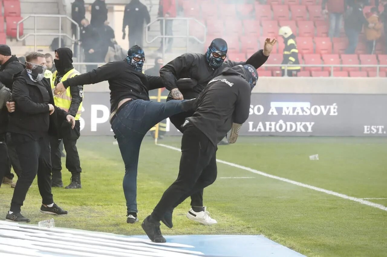 Драка на стадионе. Драки в футболе.