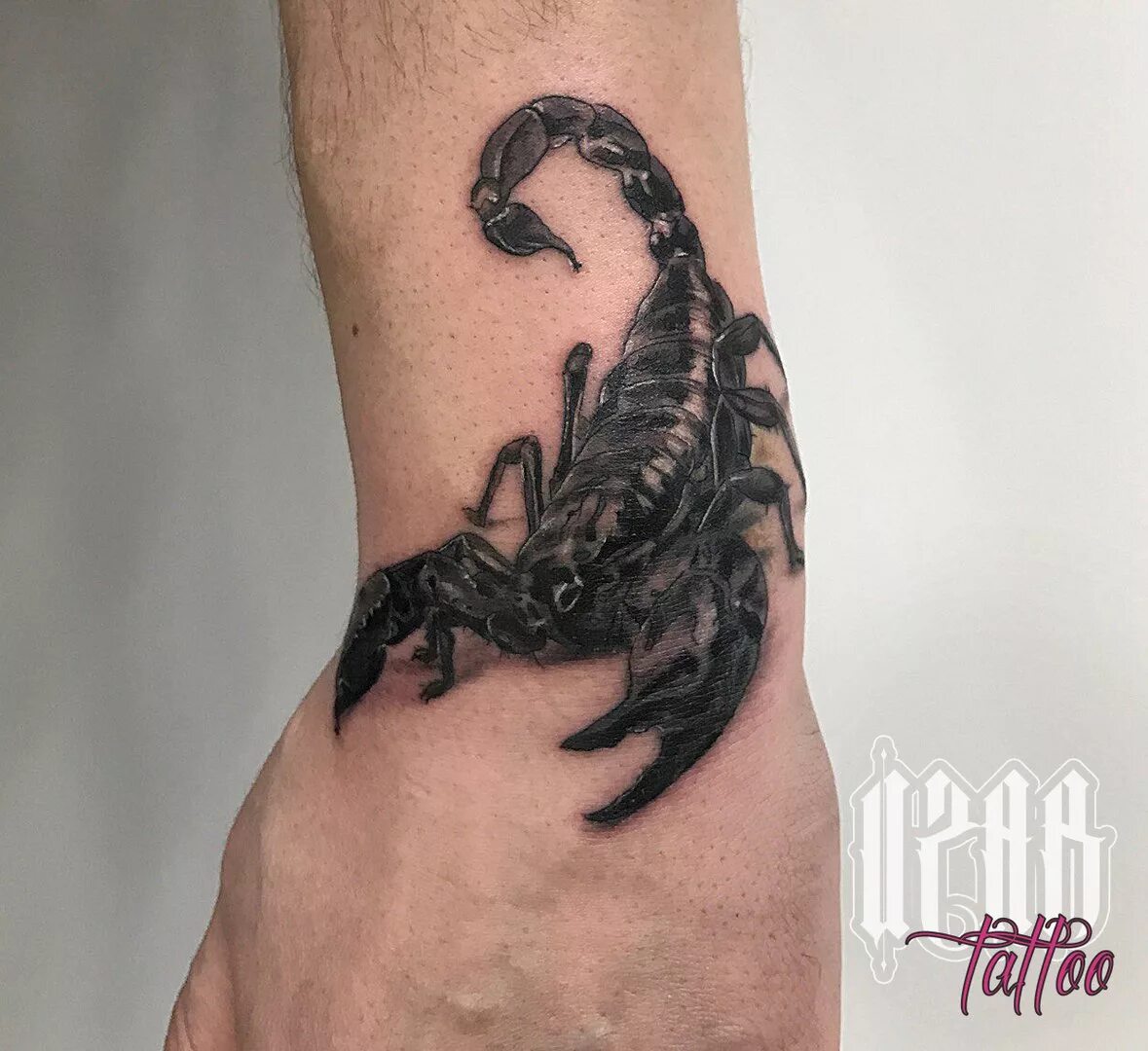 скорпион на кисте руки. тату скорпион на запястье. тату скорпион. тату скорпион на запястье. скорпион на кисти руки.