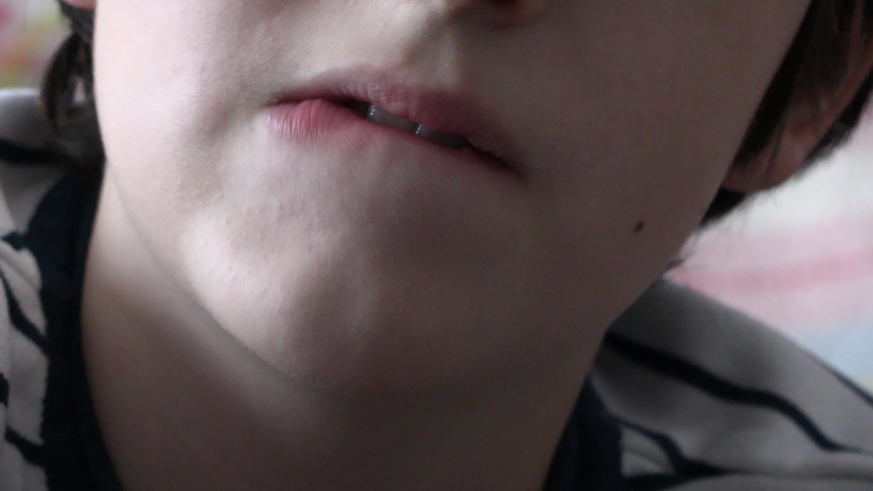 Bit his lip. Вредная привычка кусать губы. Bit his lip. Bit his lip. Прикусанная губа рисунок.