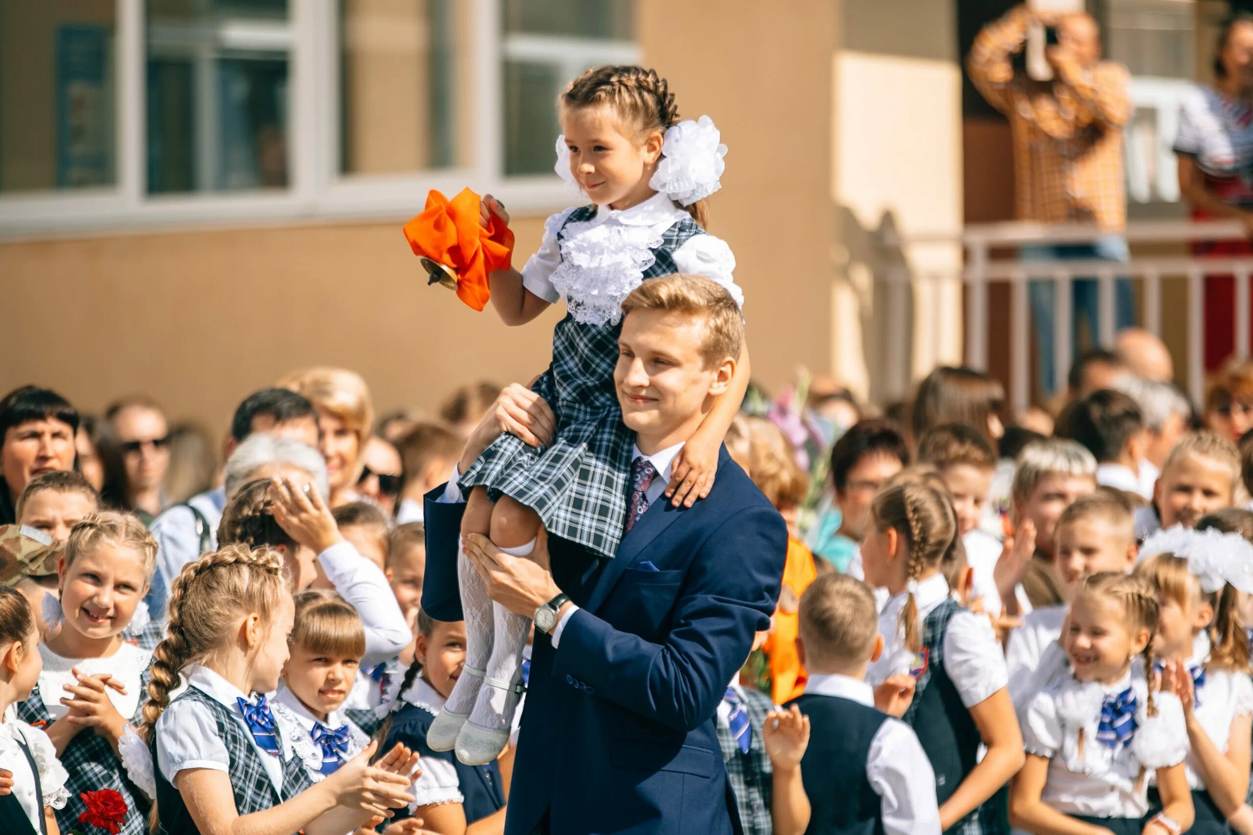 Знаний в первую очередь. Линейка 1 сентября. 1 Сентября день знаний. Линейка в школе. Школа 1 сентября.