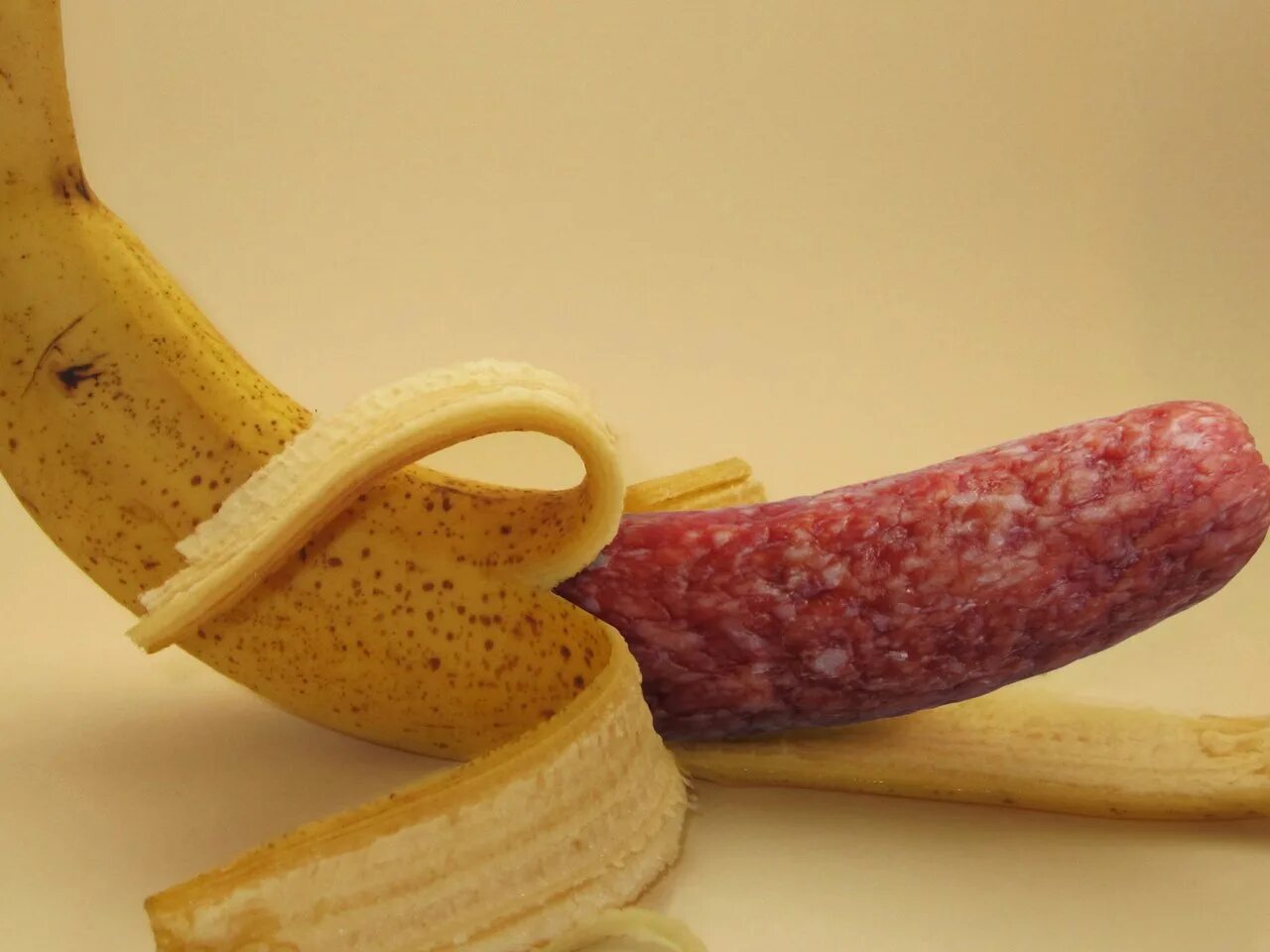Кожура колбасы. Банан колбаса. Колбаса сосиски. Страшный банан. Креативный банан.