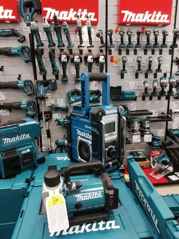 Макита мкр1sy182. Лит трейдинг макита. Инструмент электро магазин. Стенд макита. Макита нс7000.