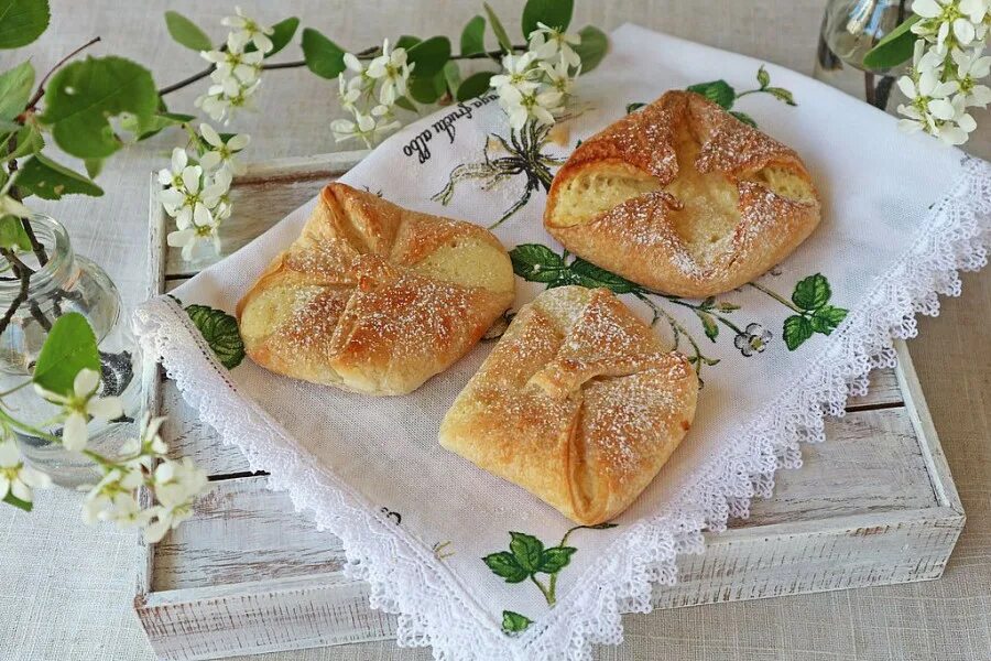 венский конвертик с грушей. слойки с творогом из слоеного теста. сдоба конвертик. печенье конвертики. слойка мастер пирогов венский конвертик с вишней 70 г.