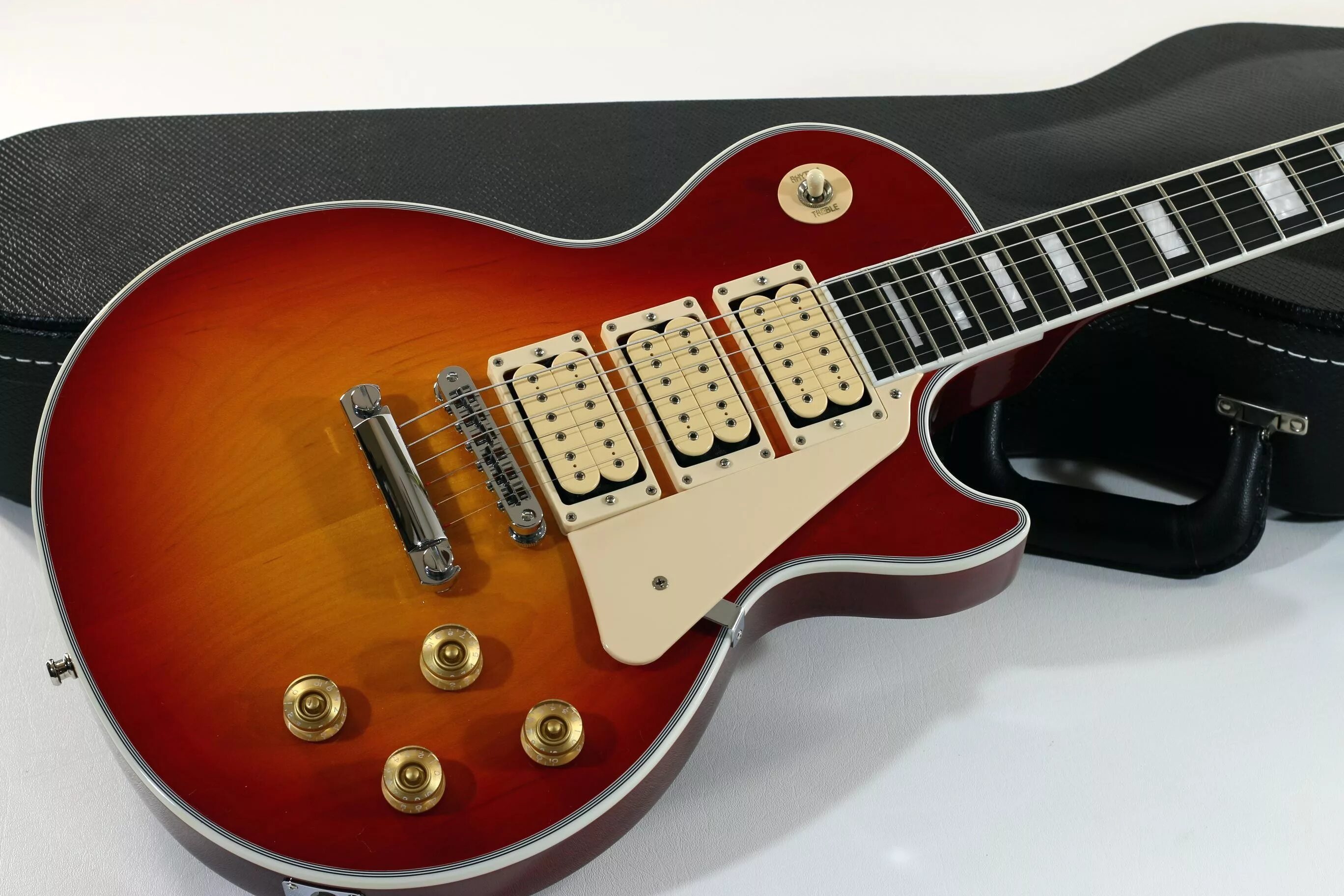 Гитара s. Гибсон с 3 хамбакерами. les paul с тремя хамбакерами. гитара гибсон sg 2025. гитара les paul с 3 хамбакерами.