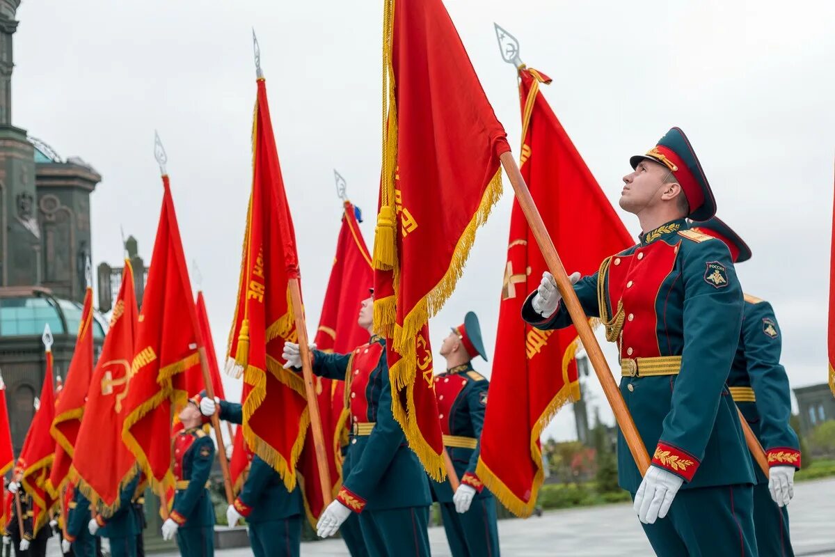 Вс рф красное. Боевое Знамя Вооруженных сил РФ. Боевое Знамя Семеновского полка. Боевое Знамя воинской части РФ. Боевые Знамёна Вооружённых сил РФ.