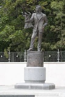 Памятники великим деятелям