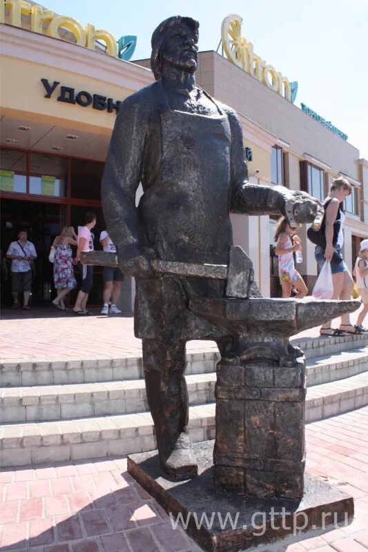 памятник кузнецу в павлово. павлово нижегородская область достопримечательности. памятники г павлово нижегородской области. памятник фаворскому павлово. павлово памятник около цитрона.