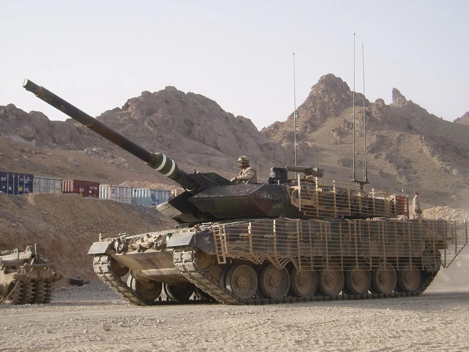 Leopard 2 a6. Танки leopard 2a6. леопард 2а6 в афганистане. canadian leopard 2a6. танк леопард 2 в афганистане.