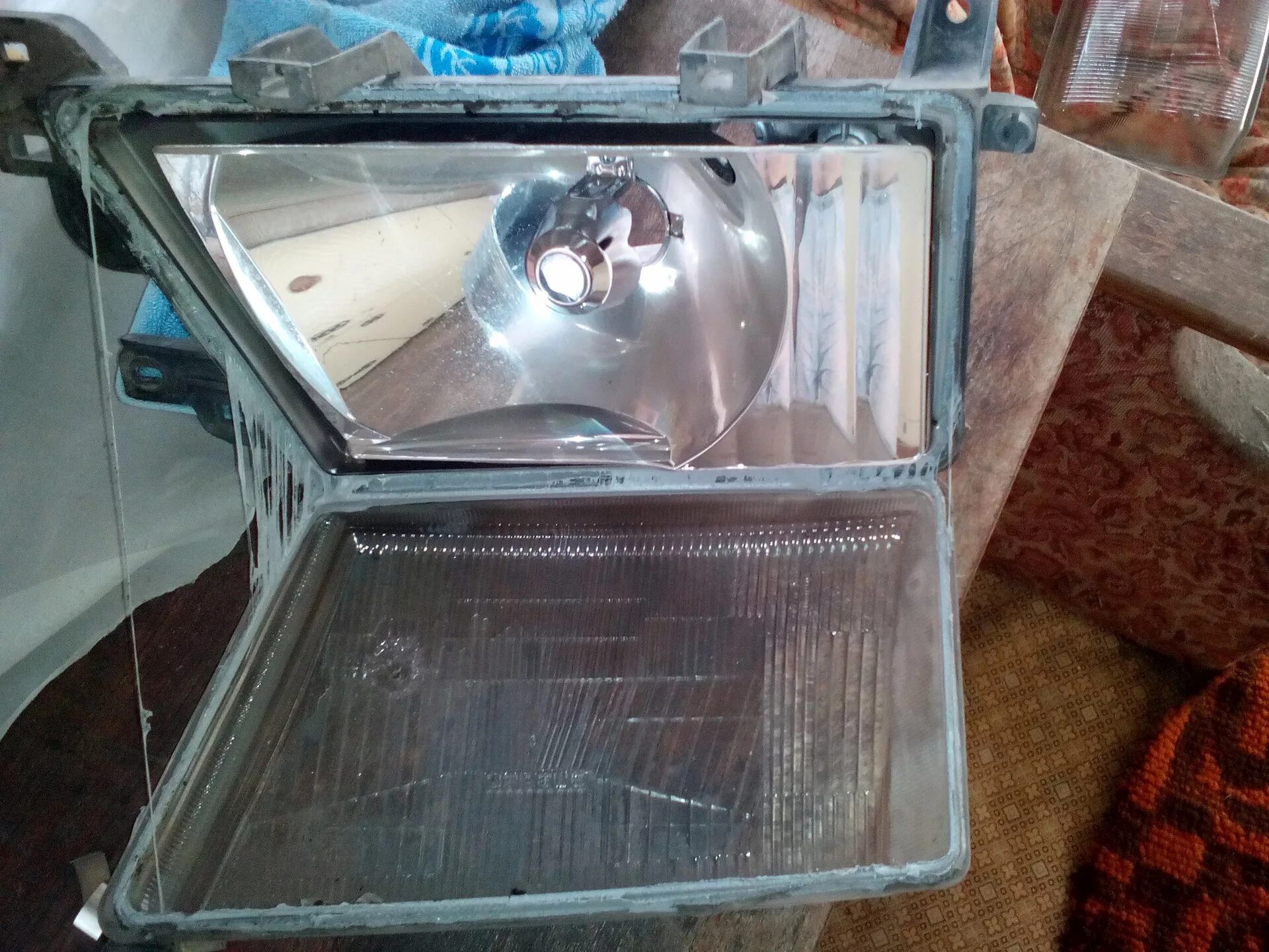 Восстановление пластиковых стекол фар. Стекла фар субару g11. Пластмасса внутри фары. Ремонт стекол фар автомобиля. Стекло на переднюю фару ваз 2114.