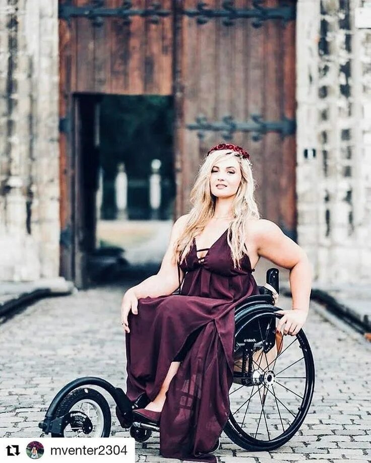 Girl span. Wheelchair girl. Красивая блондинка на колесном кресле. Beauty wheelchair girl.