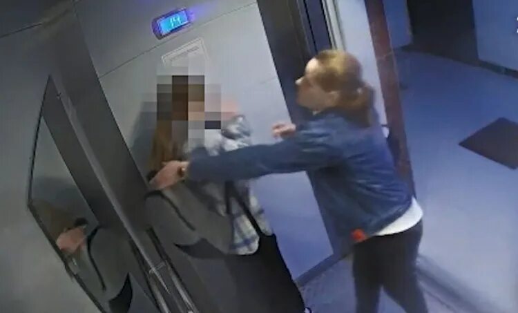 Девушка в лифте. Кадры с видеокамер. Камера в лифте. Скрытый камера в лифте.