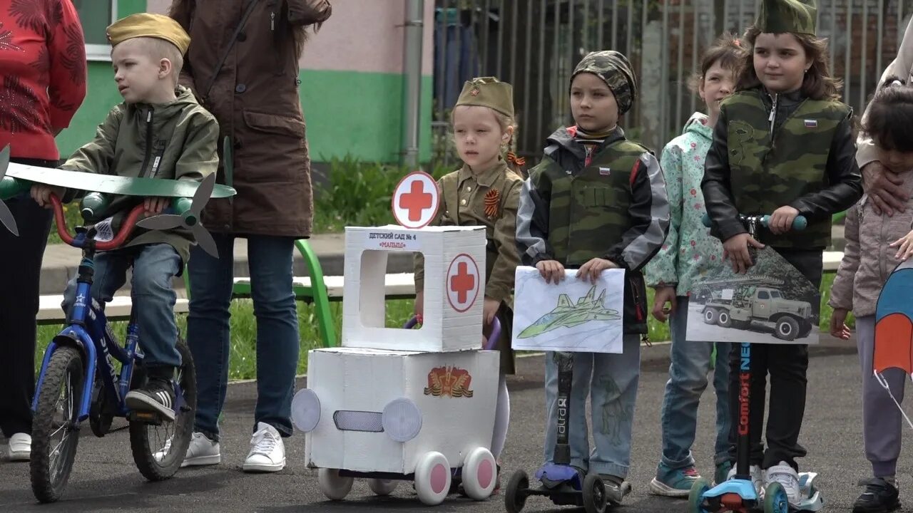 Равнение на старших. Парад семей. акция равнение на героя в садике. равнение на красный октябрь. акция равнение на героев в доу 2025.