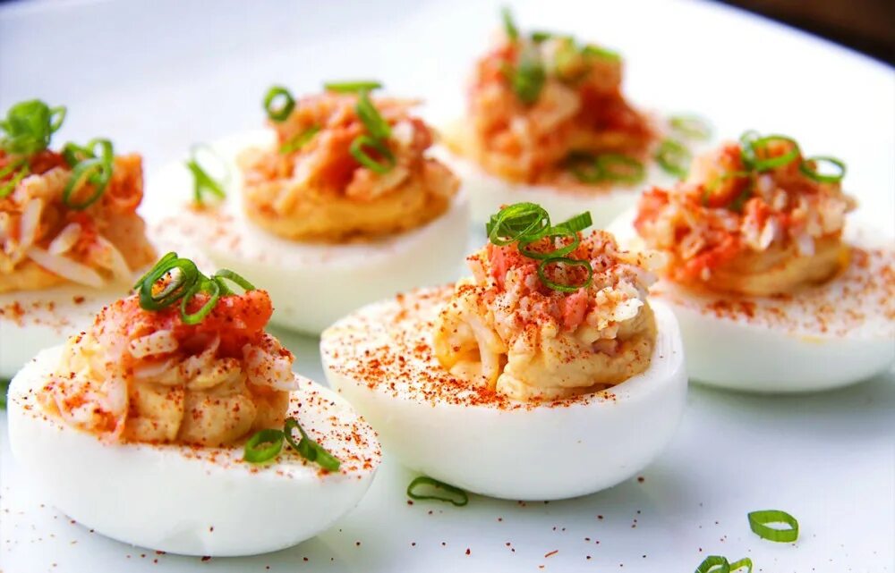 Закуска с яйцом. Яйца фаршированные лососем. Холодные закуски. Яйца фаршированные печенью трески. Пасхальные закуски.