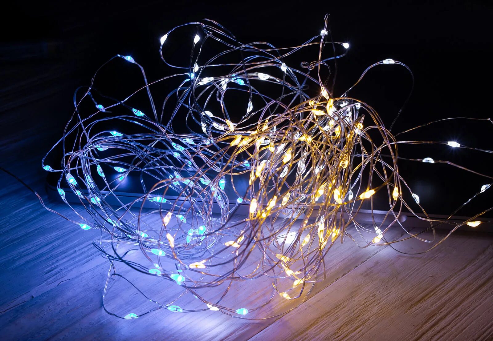 Новогодние гирлянды в интерьере. Гирлянда в спальне. Сон гирлянда. Кровать гача лайф ночью. Елочная гирлянда с игрушками.