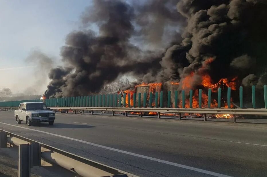 Е1 екатеринбург новости пожары сегодня. 23. Пожар в екатеринбурге сегодня сейчас на уралмаше. Пожар в многоэтажном доме в екатеринбурге. Пожар на уралмаше сейчас.