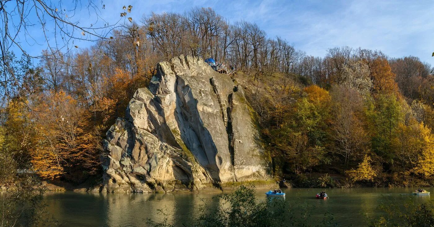 Горячий ключ краснодарского края сегодня. Скала петушок скала спасения горячий ключ. Гора петушок горячий ключ. Парк горячий ключ гора петушок. Скала петушок Краснодарский край.