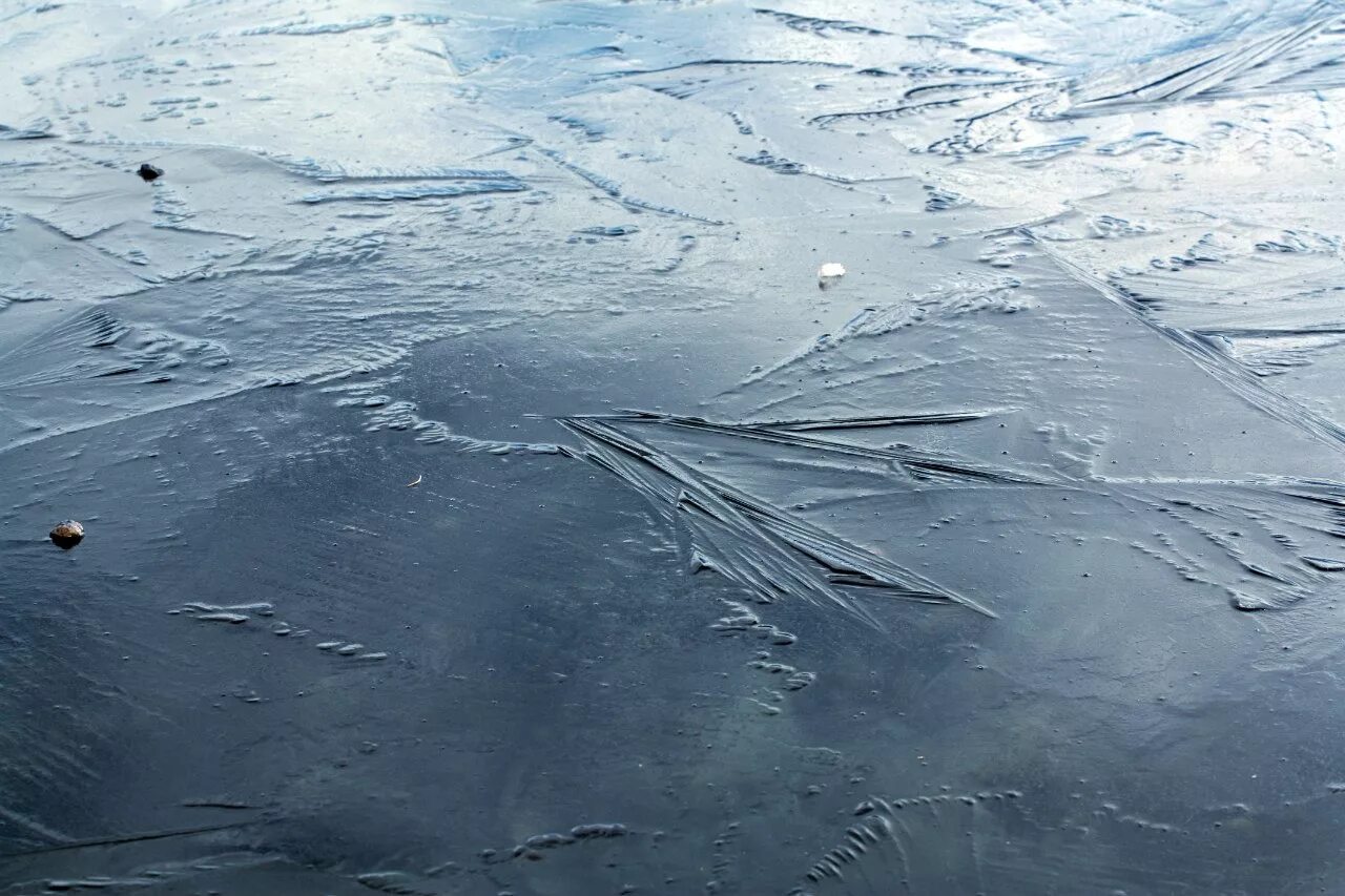 Тонкий лед. Непрочный лед. Лед на реке. Тонкий лёд на реке. Трещина река