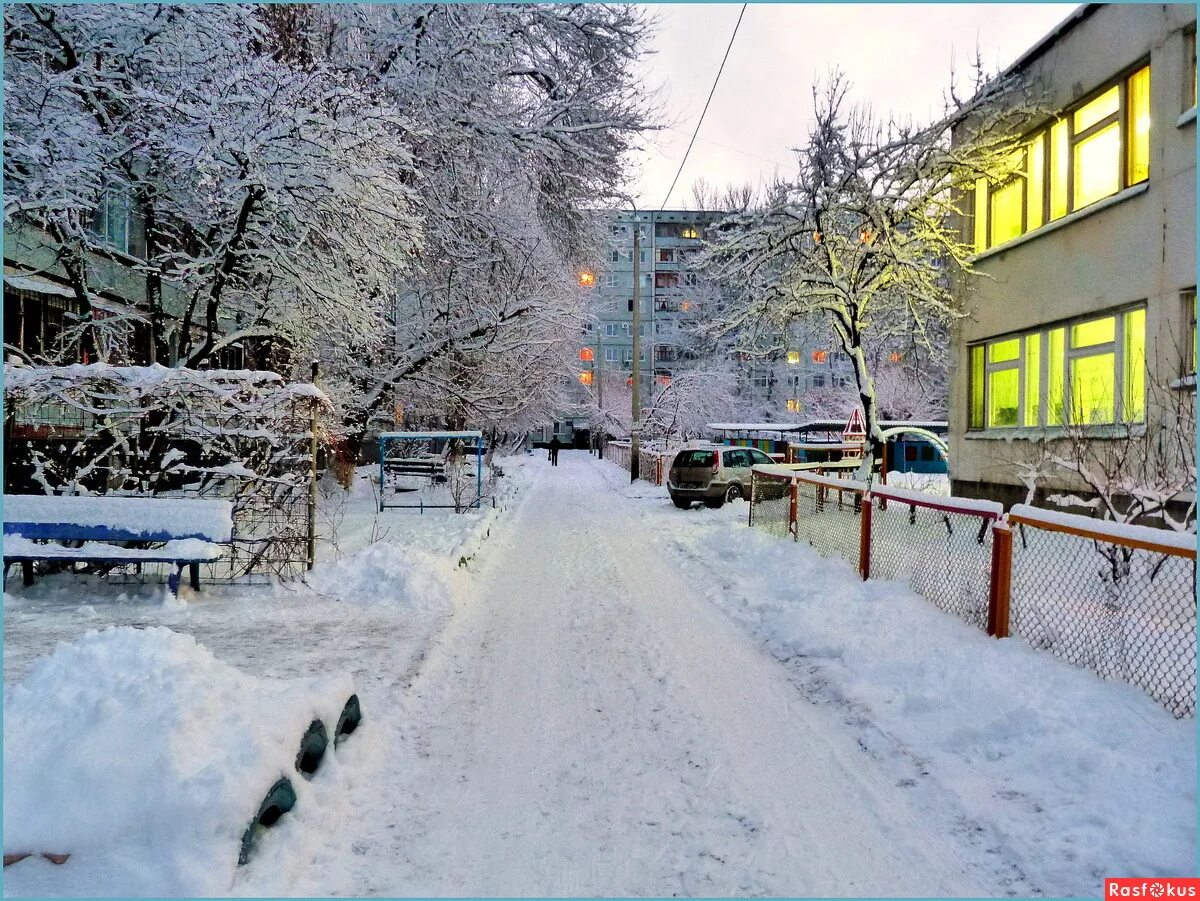 русский зимний двор. русский зимний двор. зимний двор ночью. дворы хрущевок зимой. русский двор.