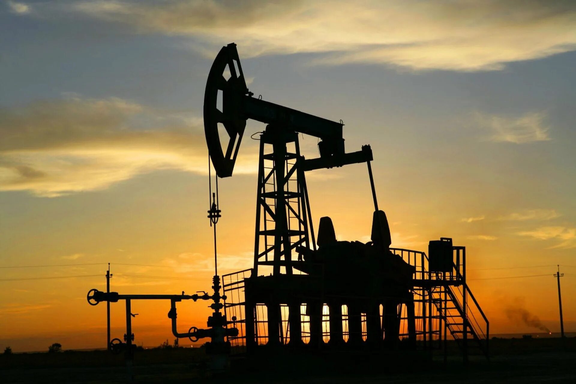 Качает нефть как называется. Нефтяная качалка. качалка нефти. нефтедобывающая промышленность. нефть вышка.