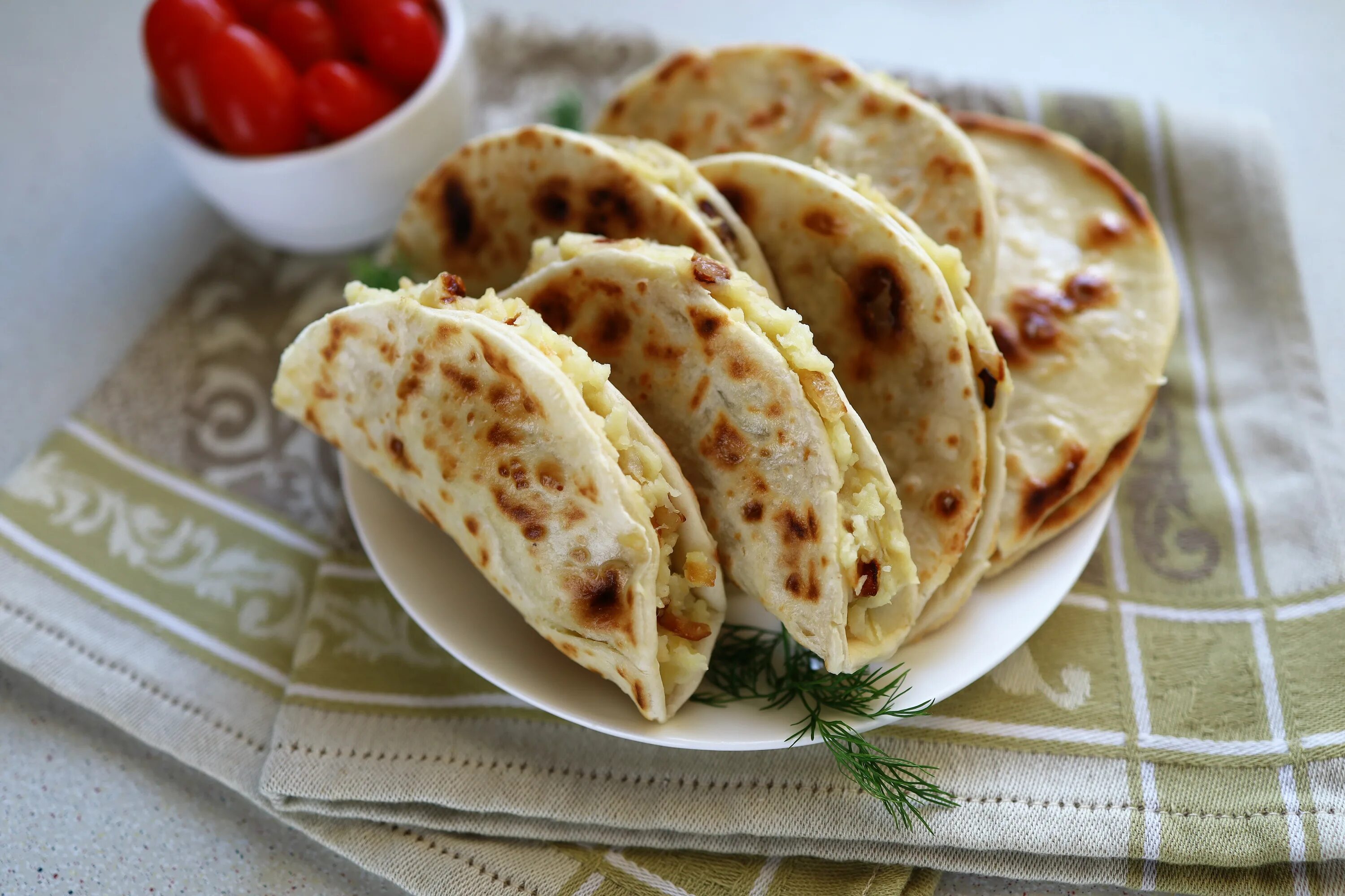 Как сделать кыстыбый. Татарская кухня кыстыбый. татарская выпечка кыстыбый. башкирское национальное блюдо кыстыбый. кыстыбый с картофелем.