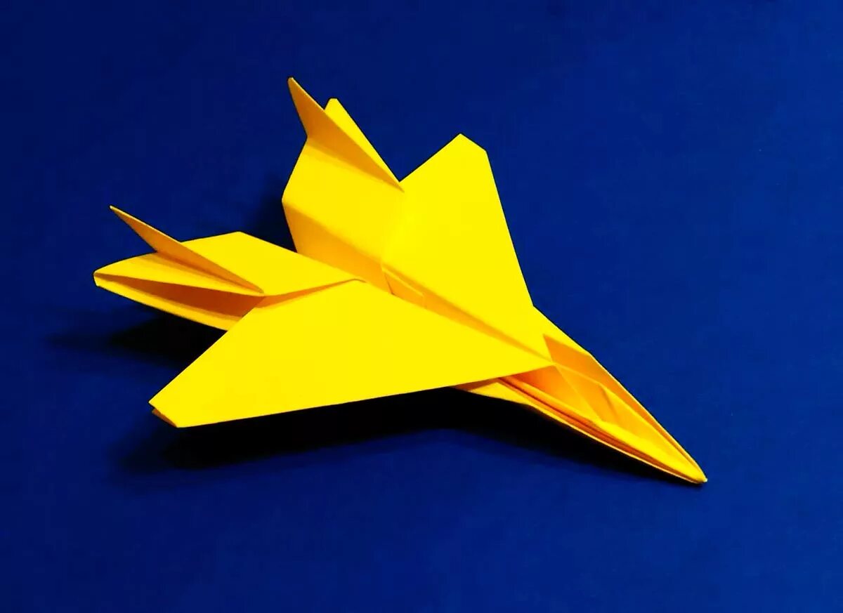 Бумажный истребитель. Оригами самолёт Аэроплан. Оригами самолёт истребитель ф16. Оригами самолет бомбардировщик. Оригами самолетик истребитель.