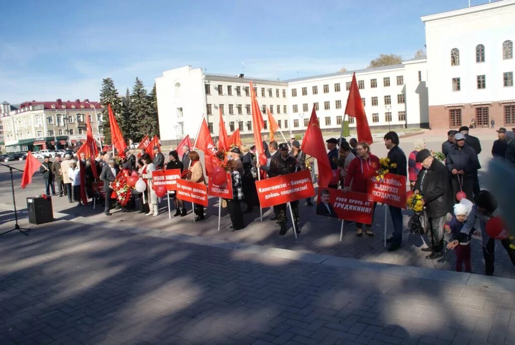 Новости в аргументах и фактах сегодня. Площадь Ленина Черкесск. Митинги в КЧР. Первый май площадь Черкесск. Черкесск площадь Ленина фото.