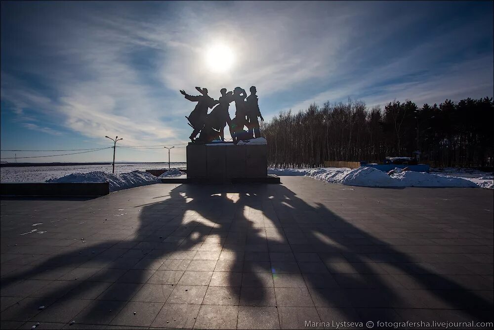 Гисметео комсомольск на амуре магнитные. Набережная Комсомольска на Амуре памятник. Комсомольск-на-Амуре Хабаровский край. Памятник первостроителям города Комсомольска на Амуре. Мемориальный комплекс Комсомольск на Амуре.