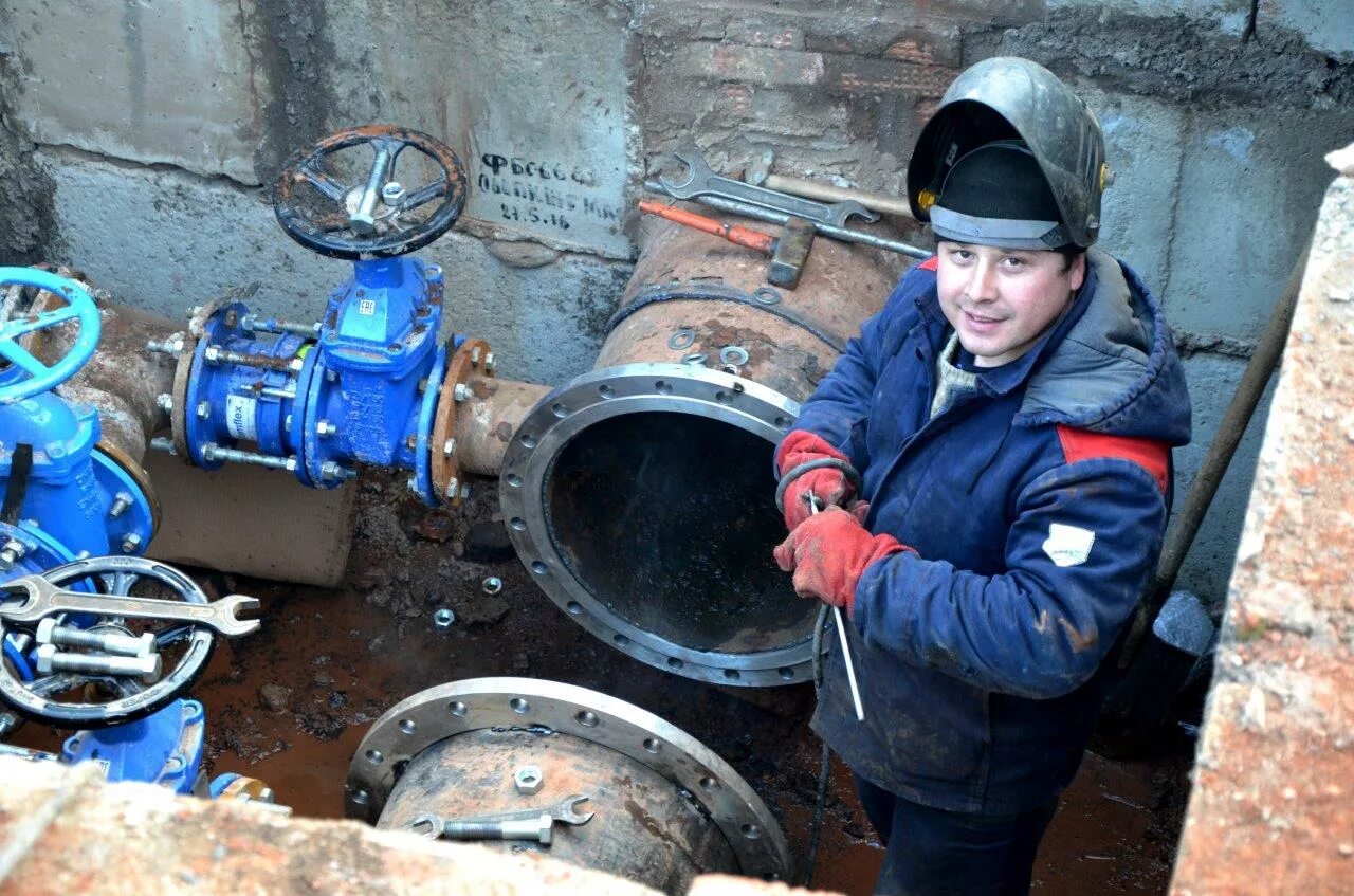 Водоканал тендеры. Водоканал водопроводная. ремонтные цеха водоканала. слесарь по водоотведению. ремонт водопровода.