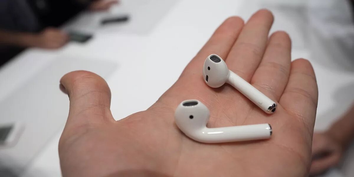 Как можно найти беспроводной наушник. Наушники apple airpods 2 в руках. apple airpods 6. беспроводные наушники apple rt80. беспроводные наушники apple за 70000.