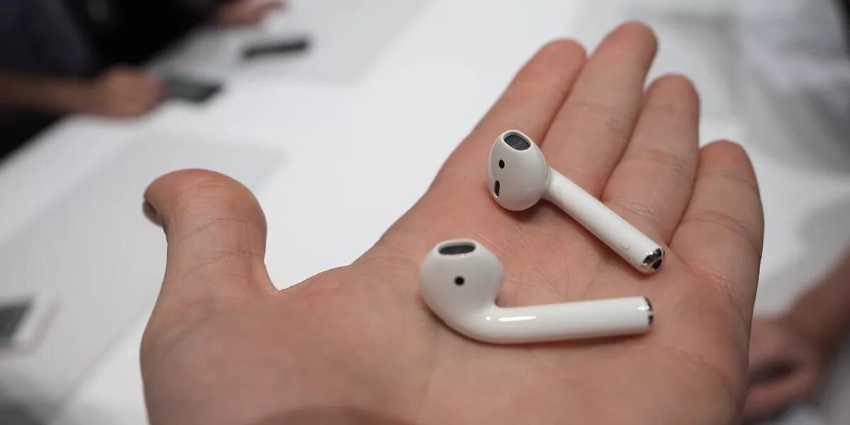 Apple AIRPODS Pro. Наушники аирподс 2. Наушники Apple Earpods беспроводной. Наушники Apple AIRPODS 2 В руках.