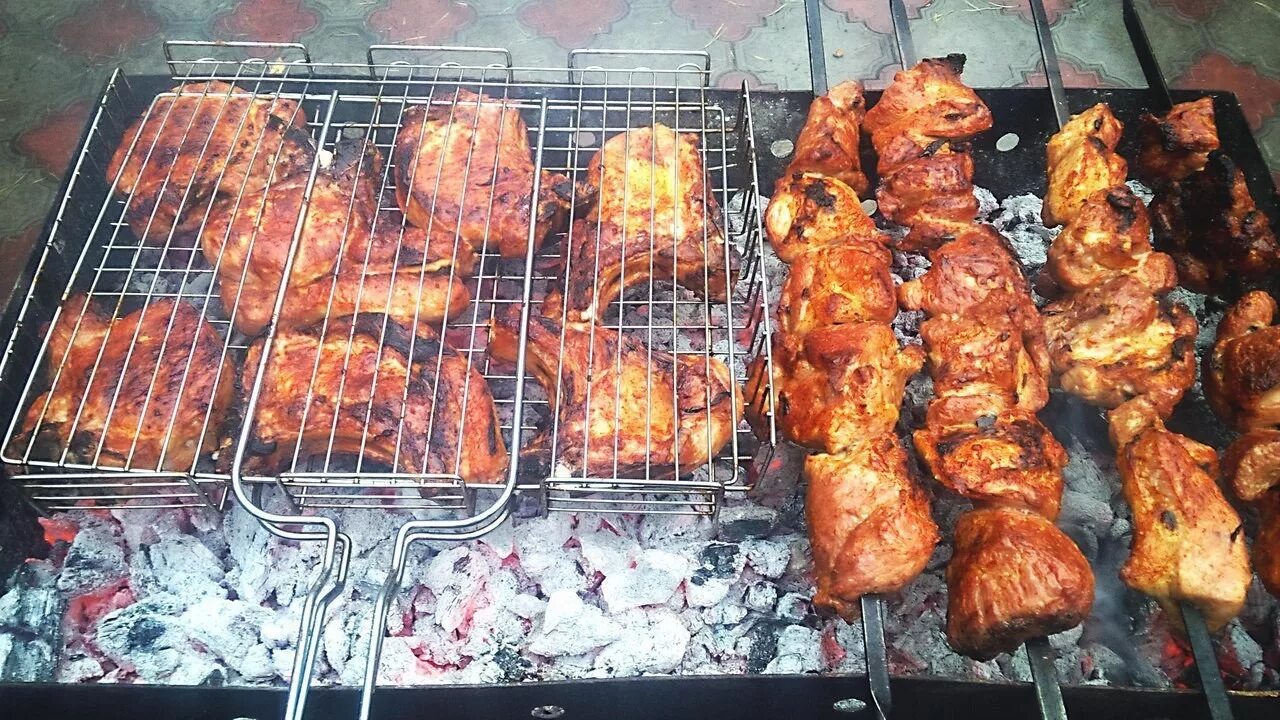 шашлык в духовке из свинины. сетка для жарки шашлыка. грудинка на мангале. шашлык на решетке. шашлыки из свинины на решетке.