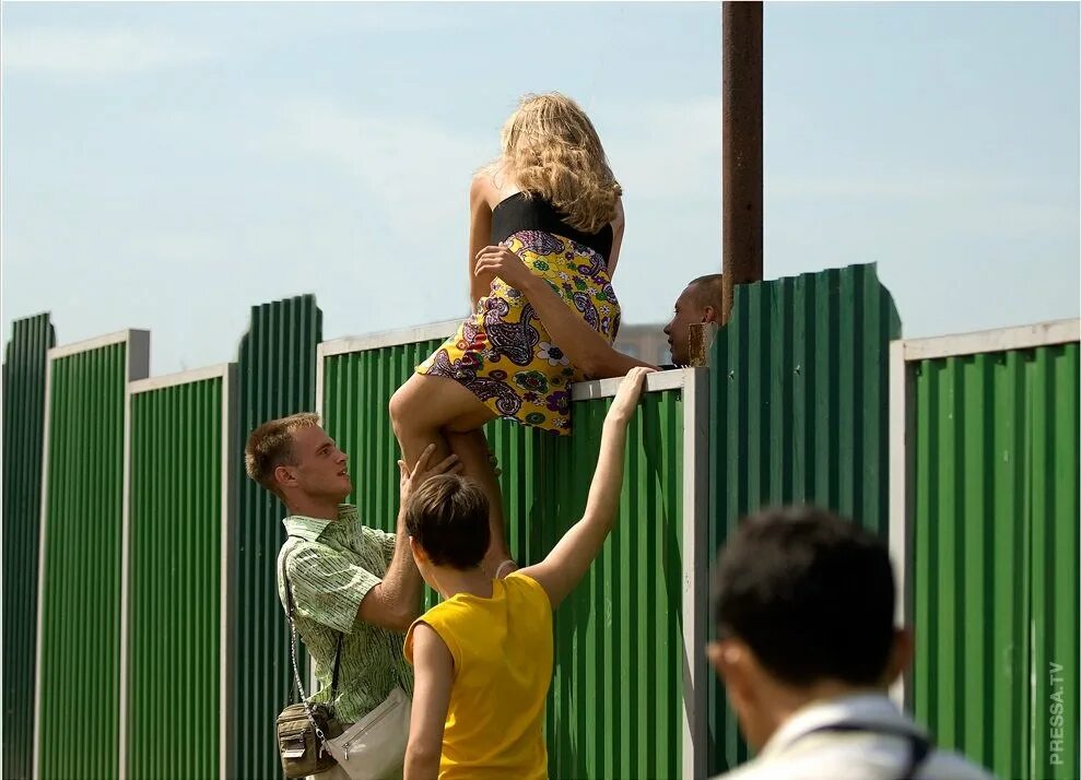 Дети подглядывают за девушками. Мальчик заглядывает девочке под юбку. Мальчик заглядывает девочке под юбку. Демотиваторы с мальчиком. Заглянул под платье.