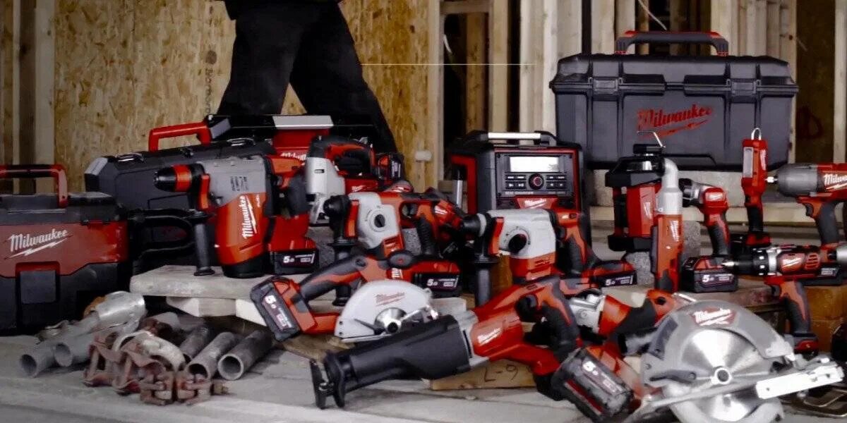 Электроинструмент страна производитель. Набор электроинструментов Milwaukee m18. Американская фирма инструментов Milwaukee. Куча электроинструмента. Набор электроинструментов в чемодане.