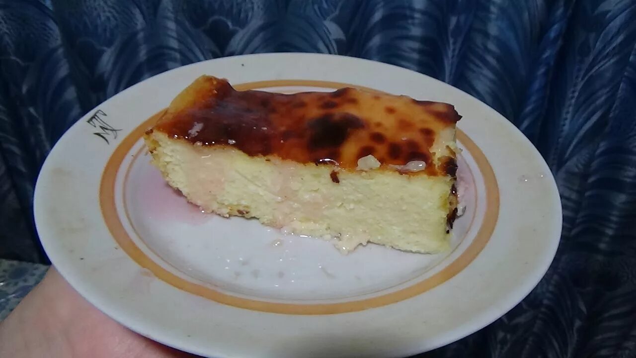 Запеканка из творожная. Творожная запеканка в мультиварке с манкой и кефиром. Запеканка творожная в школе. Кето творожная запеканка. Жидкая творожная запеканка.