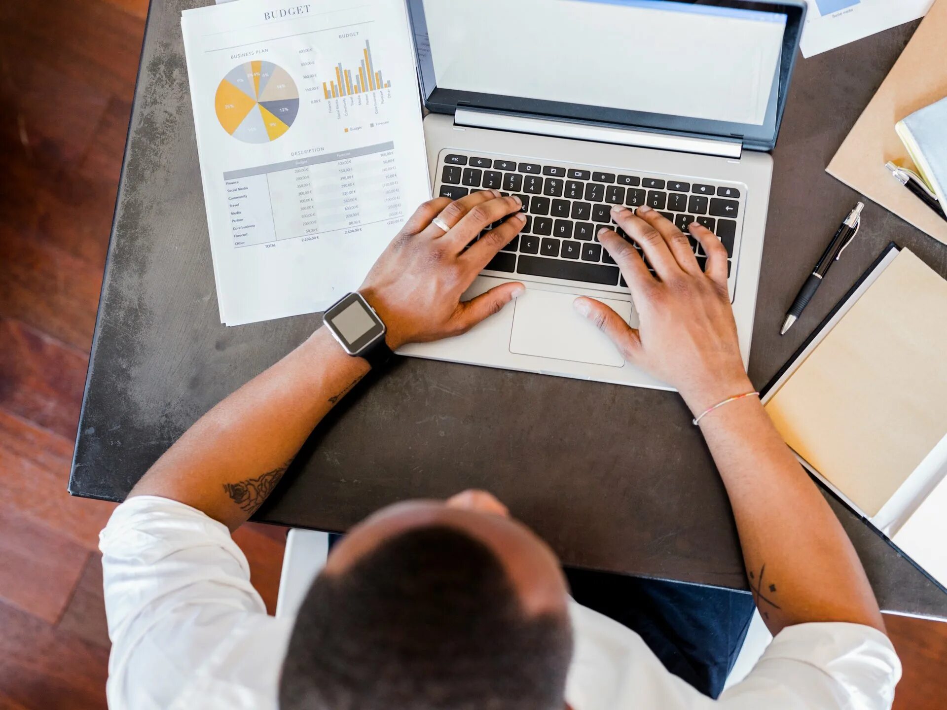 Офис с сотрудниками. Блоггинг картинки. Интернет в офис. Рабочее место маркетолога. Компьютер и кофе.