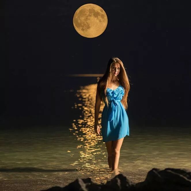 Woman is night. Девушка-Луна. Море Луна девушка. Девушка и ночь. Красивая девушка ночью.
