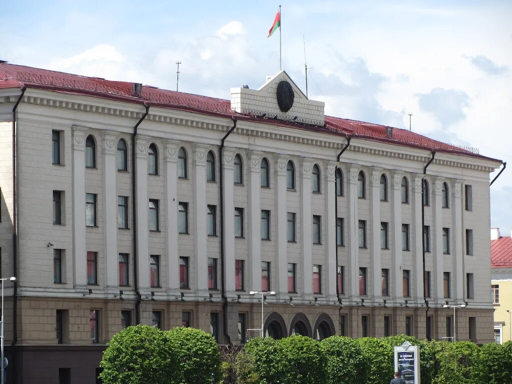 Энгельса 25 минск. Улица Энгельса,4 Минск. Минск облисполком здание. Минский областной исполнительный комитет. Улица Энгельса (Минск).