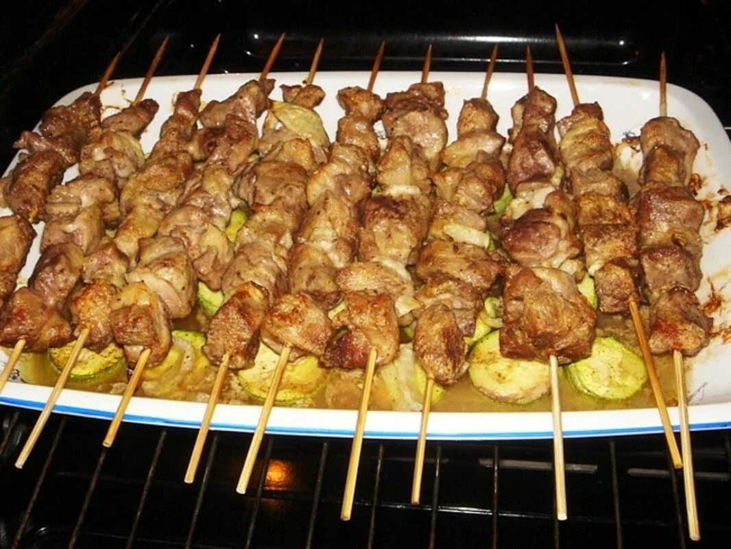 Сколько жарить шашлык в духовке. Шашлычки на шпажках в духовке из свинины. куриные шашлычки в духовке. мясо на шпажках в духовке. куриные шашлычки на шпажках.