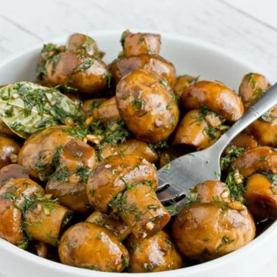 запечённые грибы шампиньоны в духовке. шампиньоны закусочные. сочные грибы шампиньоны в духовке. шампиньоны в глазури с соевым соусом. закуска с жареными шампиньонами.