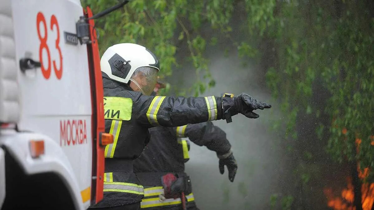 Пожар кровли здания. Пожар на цветочном складе на комсомольской. Смоленский бульвар 13с7 пожар. Пожар в москве 4 июля. Пожар в гостинице москва в 1977.